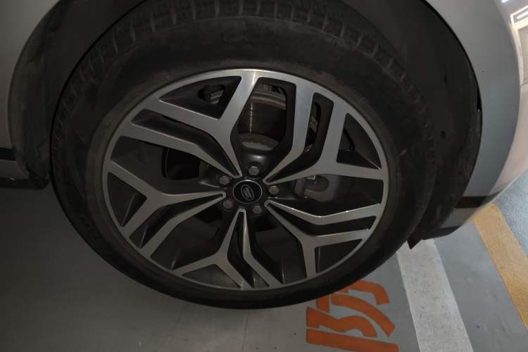 Used Land Rover Range Evoque 2023 Aurora L 249 PS Luxury Edition Right Front Wheel Hub