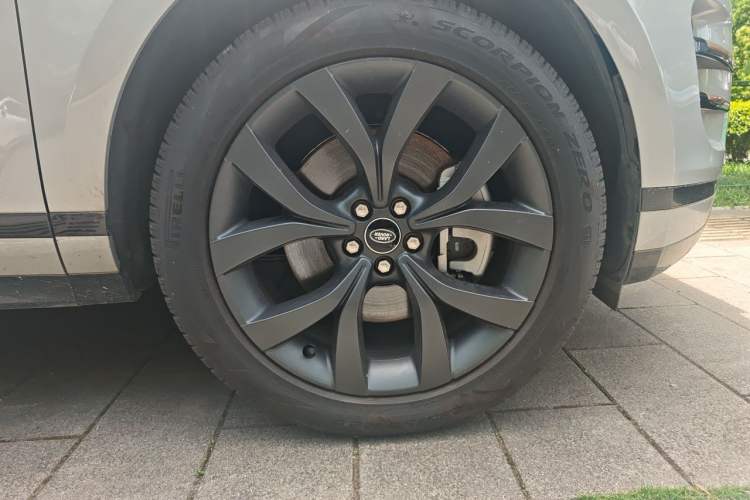 Used Land Rover Range Evoque 2023 Aurora L 249 PS Collins Antique Bronze Special Edition Right Front Wheel Hub