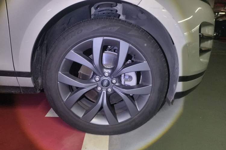 Used Land Rover Range Evoque 2023 Aurora L 249 PS Collins Antique Bronze Special Edition Right Front Wheel Hub
