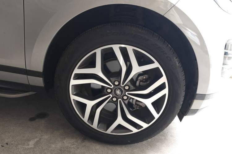 Used Land Rover Range Evoque 2023 Aurora L 249 PS Luxury Edition Right Front Wheel Hub
