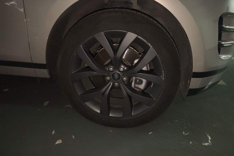 Used Land Rover Range Evoque 2023 Aurora L 249 PS Collins Antique Bronze Special Edition Right Front Wheel Hub