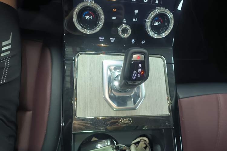 Used Land Rover Range Evoque 2023 Aurora L 249 PS Luxury Edition Gear Lever