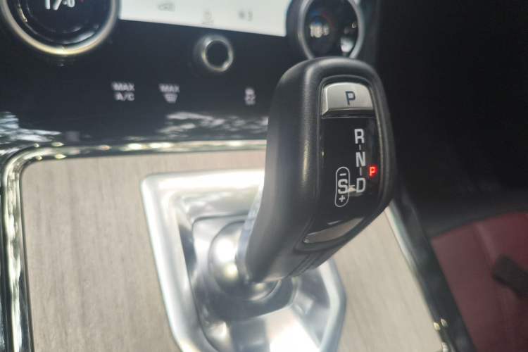 Used Land Rover Range Evoque 2023 Aurora L 249 PS Luxury Edition Gear Lever