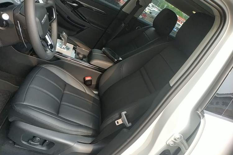 Used Land Rover Range Evoque 2023 Aurora L 249 PS Luxury Edition Left Front Seat