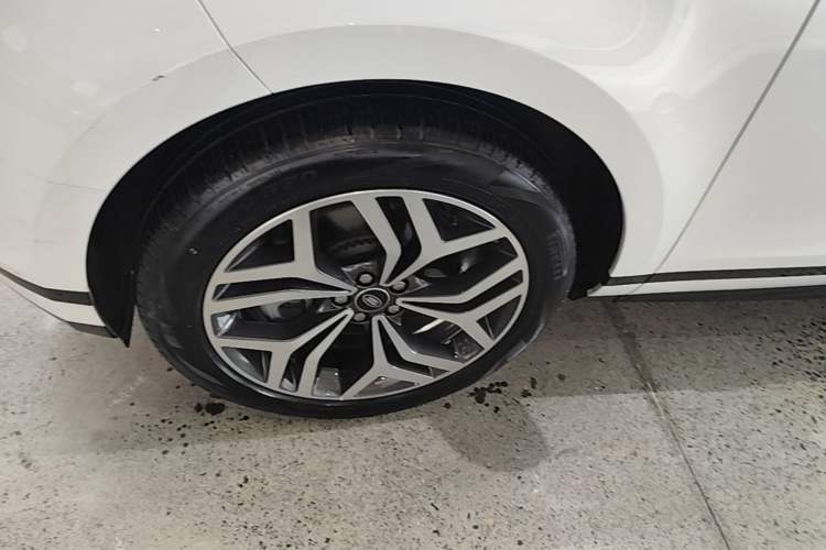Used Land Rover Range Evoque 2023 Aurora L 249 PS Luxury Edition Left Front Wheel Hub