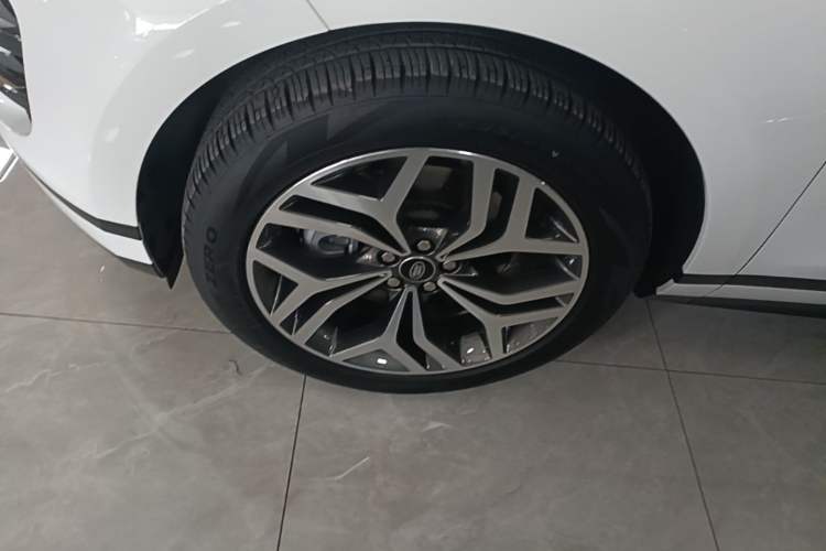 Used Land Rover Range Evoque 2023 Aurora L 249 PS Luxury Edition Left Front Wheel Hub