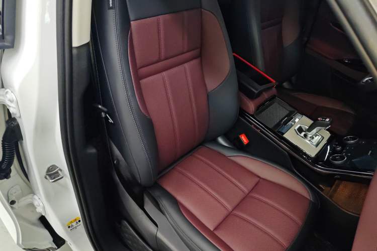Used Land Rover Range Evoque 2023 Aurora L 249 PS Luxury Edition Right Front Seat