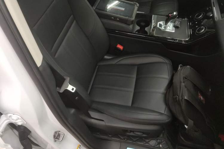 Used Land Rover Range Evoque 2023 Aurora L 200PS Elite Edition Right Front Seat