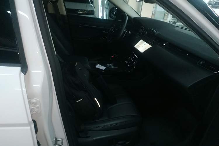 Used Land Rover Range Evoque 2023 Aurora L 200PS Elite Edition Right Front Seat