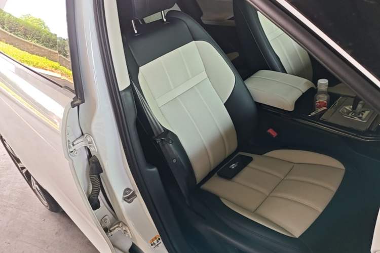 Used Land Rover Range Evoque 2023 Aurora L 249 PS Luxury Edition Right Front Seat