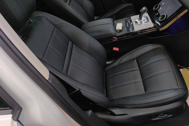 Used Land Rover Range Evoque 2023 Aurora L 249 PS Luxury Edition Right Front Seat