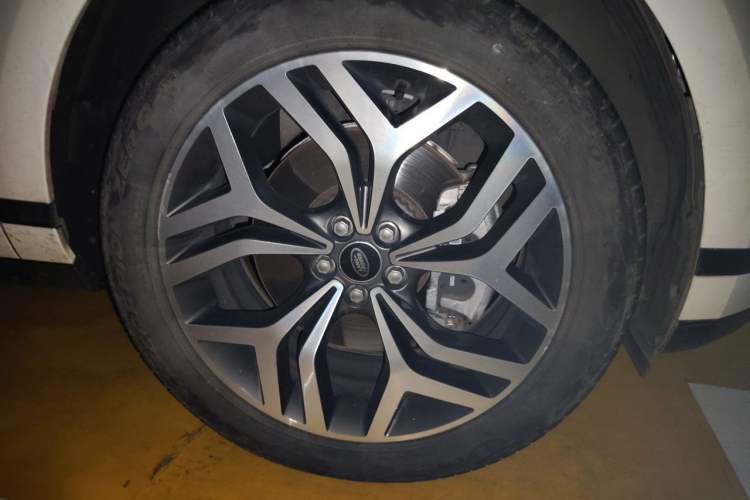 Used Land Rover Range Evoque 2023 Aurora L 249 PS Luxury Edition Right Front Wheel Hub