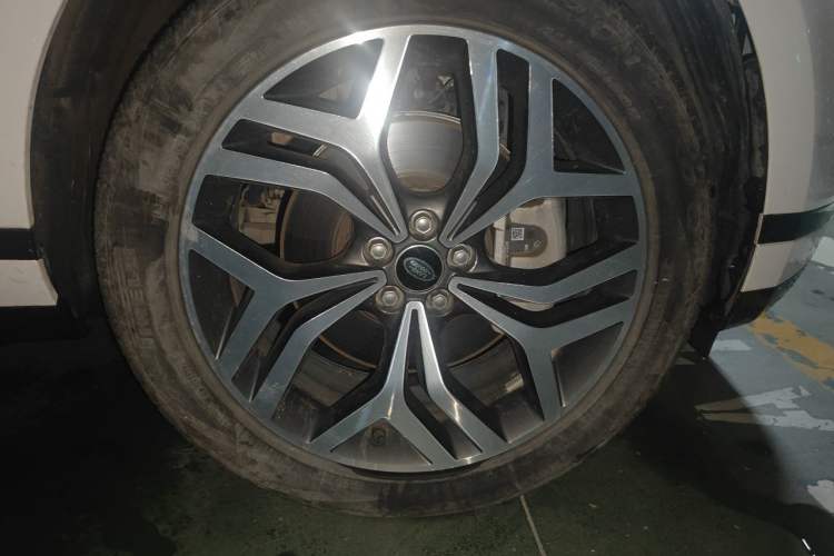 Used Land Rover Range Evoque 2023 Aurora L 249 PS Luxury Edition Right Front Wheel Hub