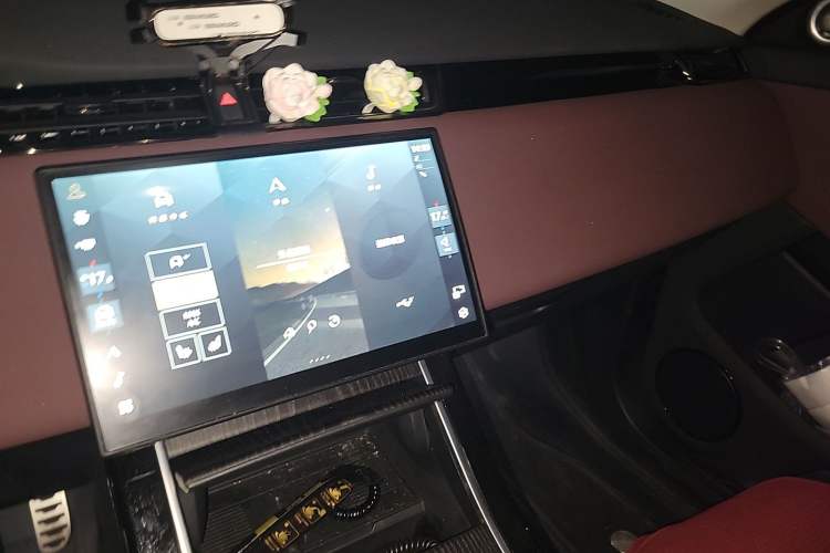 Used Land Rover Range Evoque 2024 Aurora L 249 PS Prestige Light-Chasing Edition Audio And AC Panel