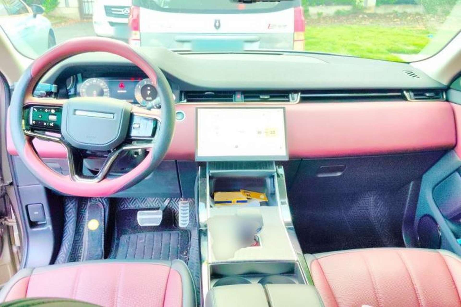 Used Land Rover Range Evoque 2024 Aurora L 249 PS Glowing Limited Edition Center Console