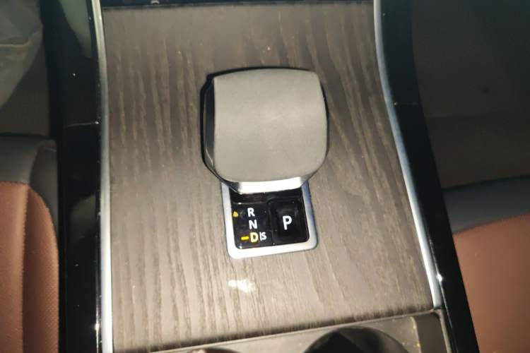 Used Land Rover Range Evoque 2024 Aurora L 249 PS Prestige Light-Chasing Edition Gear Lever