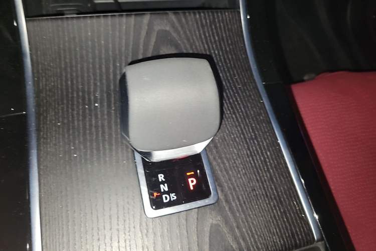 Used Land Rover Range Evoque 2024 Aurora L 249 PS Prestige Light-Chasing Edition Gear Lever