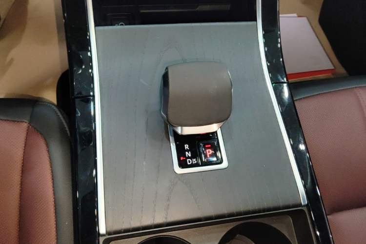 Used Land Rover Range Evoque 2024 Aurora L 249 PS Prestige Light-Chasing Edition Gear Lever