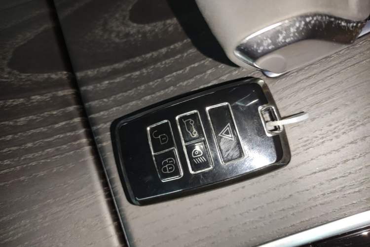 Used Land Rover Range Evoque 2024 Aurora L 249 PS Prestige Light-Chasing Edition Interior 1