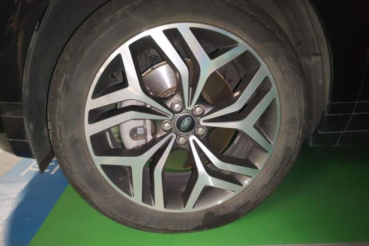 Used Land Rover Range Evoque 2024 Aurora L 249 PS Prestige Light-Chasing Edition Right Front Wheel Hub