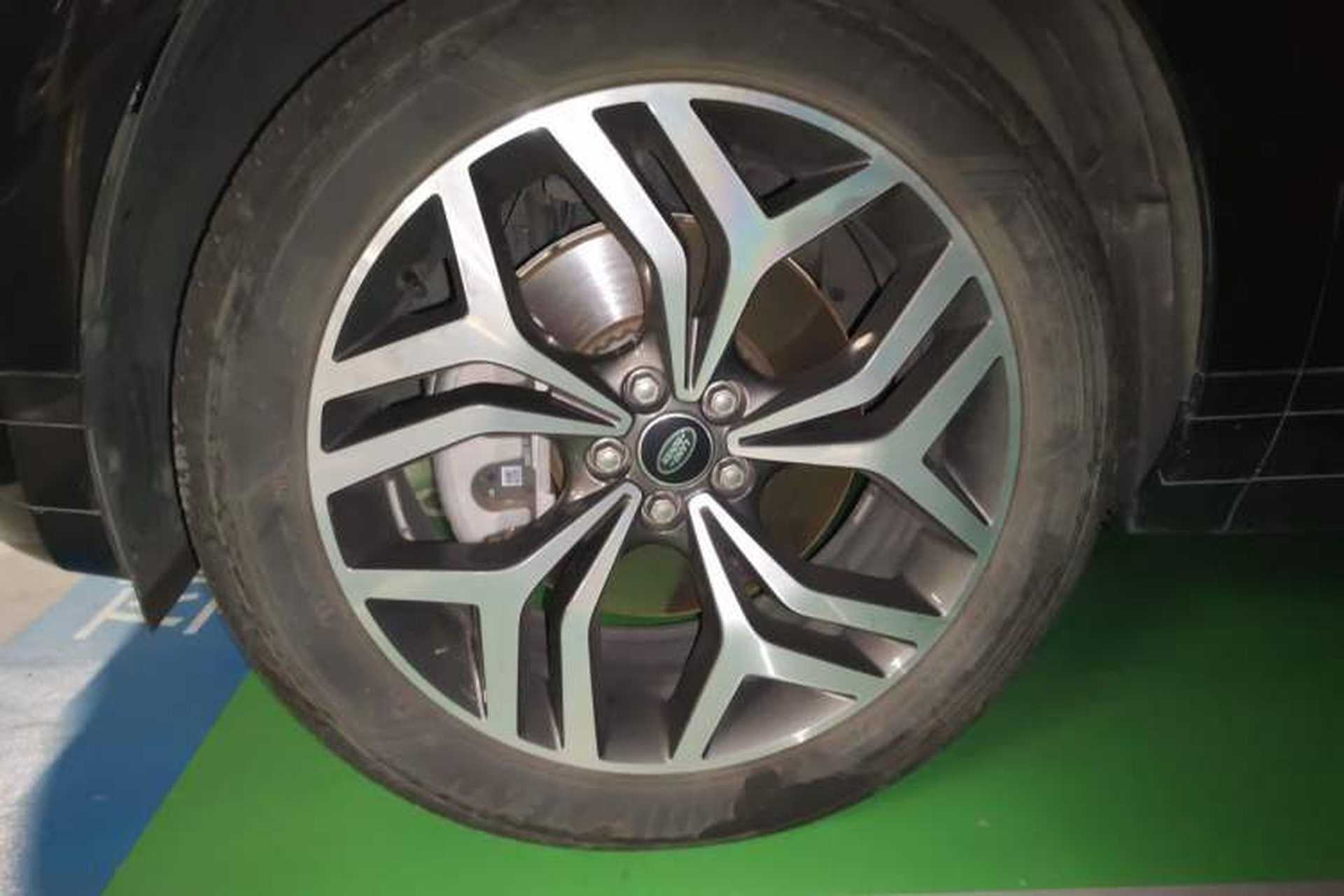 Used Land Rover Range Evoque 2024 Aurora L 249 PS Prestige Light-Chasing Edition Right Front Wheel Hub