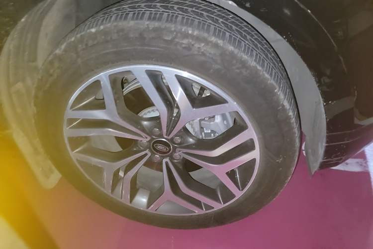 Used Land Rover Range Evoque 2024 Aurora L 249 PS Prestige Light-Chasing Edition Right Front Wheel Hub