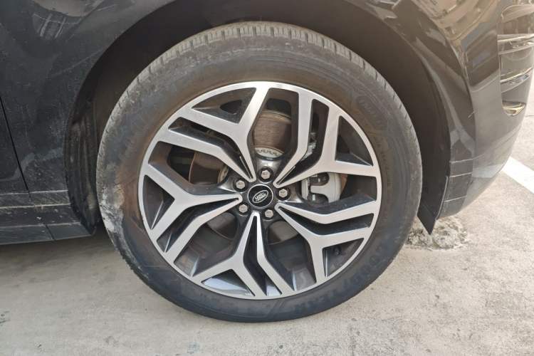 Used Land Rover Range Evoque 2024 Aurora L 249 PS Prestige Light-Chasing Edition Right Front Wheel Hub