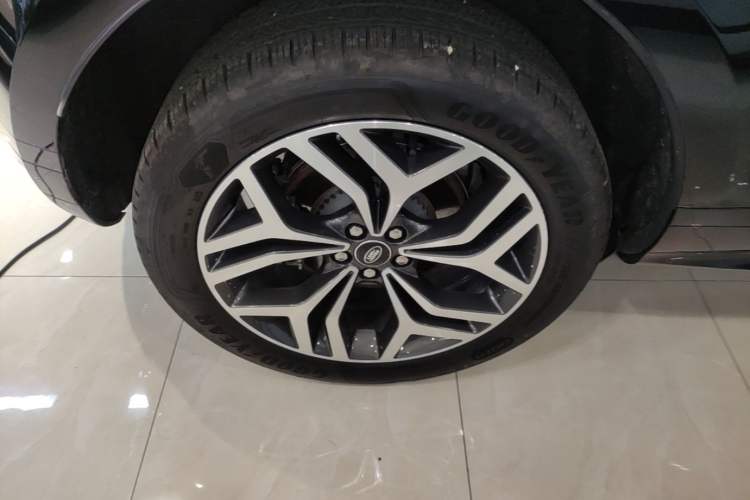 Used Land Rover Range Evoque 2024 Aurora L 249 PS Prestige Light-Chasing Edition Right Rear Wheel Hub