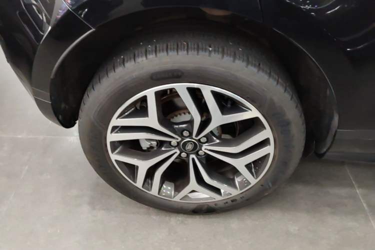 Used Land Rover Range Evoque 2024 Aurora L 249 PS Prestige Light-Chasing Edition Right Rear Wheel Hub