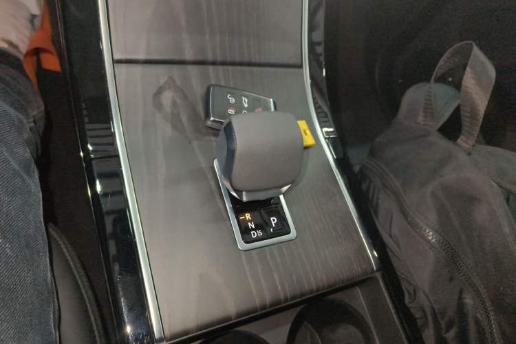 Used Land Rover Range Evoque 2024 Aurora L 249 PS Prestige Light-Chasing Edition Gear Lever
