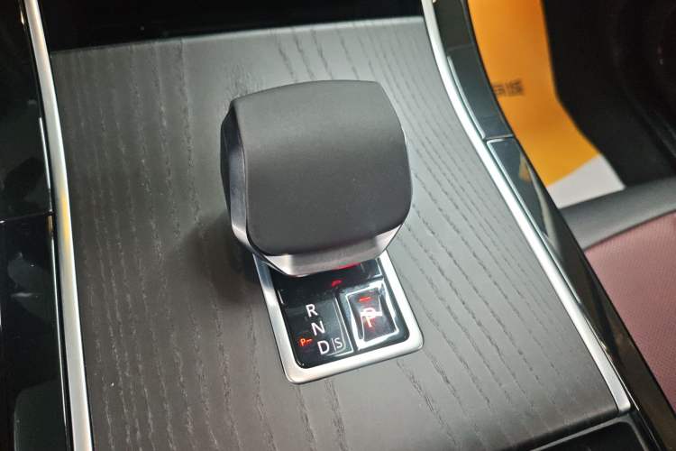Used Land Rover Range Evoque 2024 Aurora L 249 PS Prestige Light-Chasing Edition Gear Lever