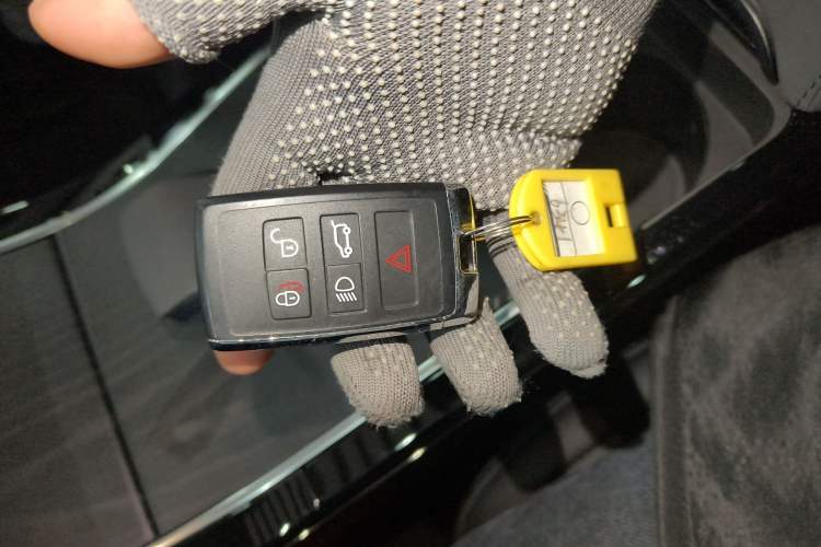 Used Land Rover Range Evoque 2024 Aurora L 249 PS Prestige Light-Chasing Edition Interior 1