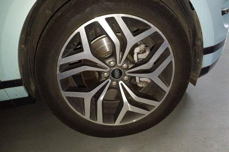 Used Land Rover Range Evoque 2024 Aurora L 249 PS Prestige Light-Chasing Edition Right Front Wheel Hub