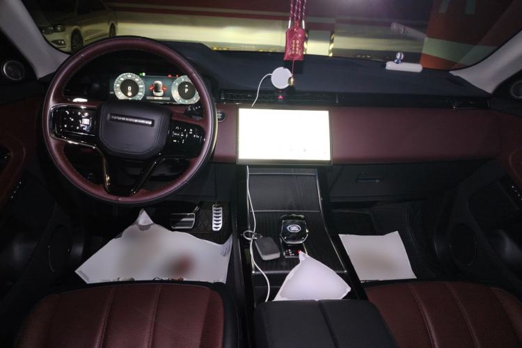 Used Land Rover Range Evoque 2024 Aurora L 249 PS Glowing Limited Edition Center Console