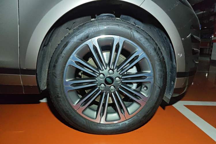 Used Land Rover Range Evoque 2024 Aurora L 249 PS Glowing Limited Edition Right Front Wheel Hub