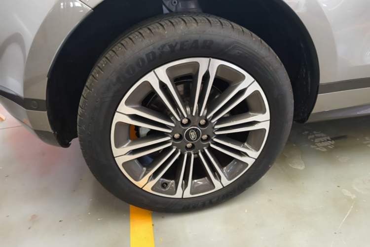 Used Land Rover Range Evoque 2024 Aurora L 249 PS Glowing Limited Edition Right Rear Wheel Hub