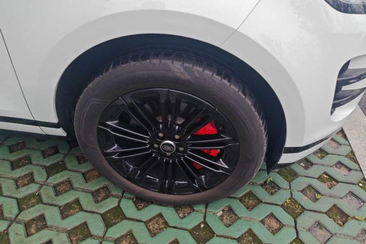 Used Land Rover Range Evoque 2024 Aurora L 249 PS Prestige Light-Chasing Edition Right Front Wheel Hub
