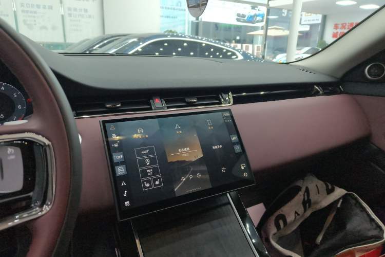 Used Land Rover Range Evoque 2024 Aurora L 249 PS Prestige Light-Chasing Edition Audio And AC Panel