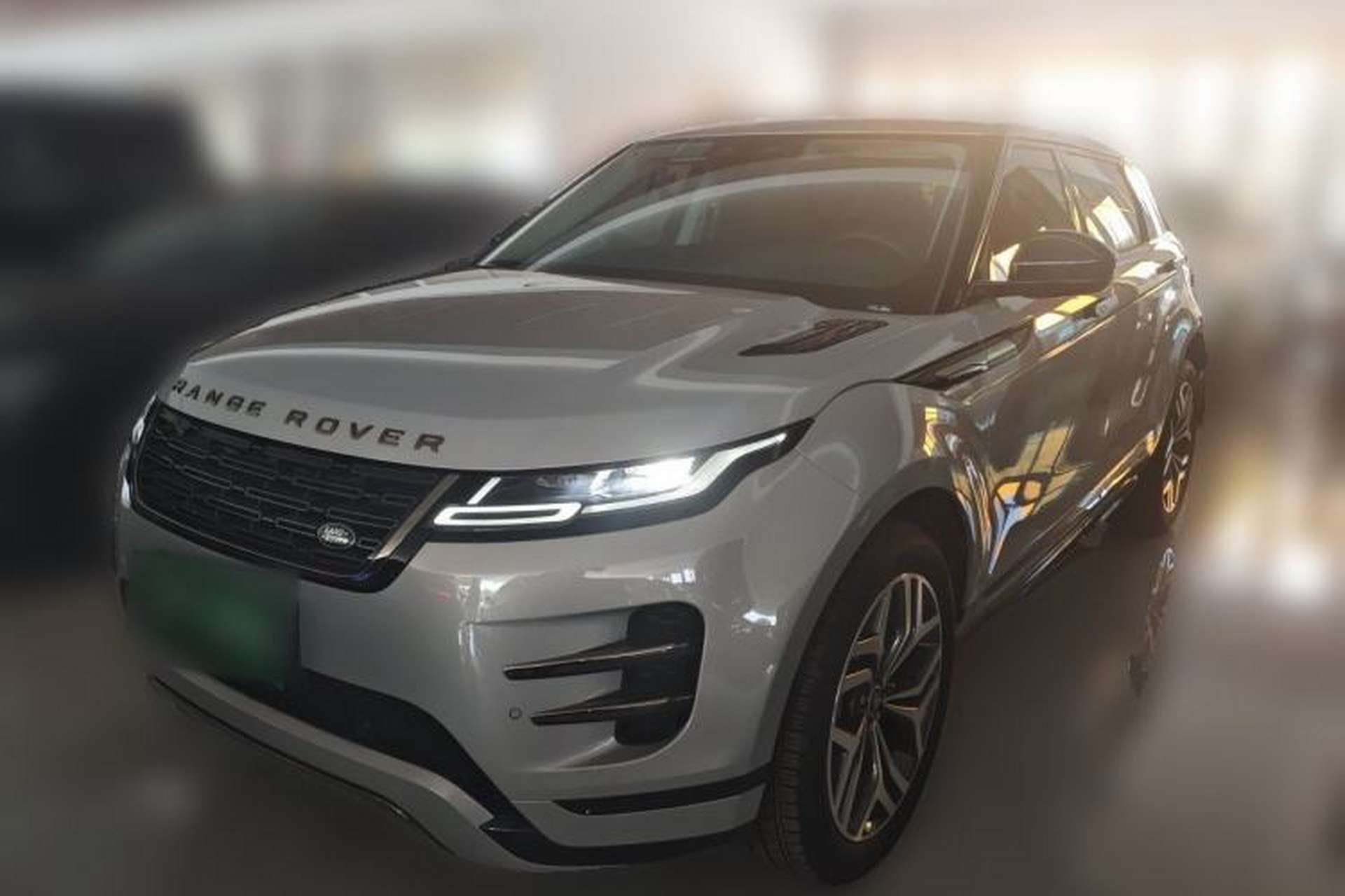 Used Land Rover Range Evoque 2024 Aurora L 249 PS Prestige Light-Chasing Edition Front Left 45 Deg