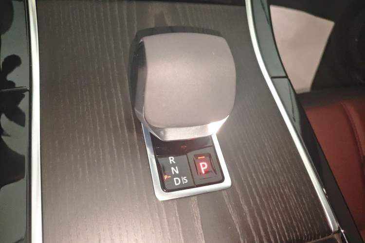 Used Land Rover Range Evoque 2024 Aurora L 249 PS Prestige Light-Chasing Edition Gear Lever