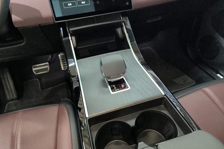 Used Land Rover Range Evoque 2024 Aurora L 249 PS Prestige Light-Chasing Edition Gear Lever