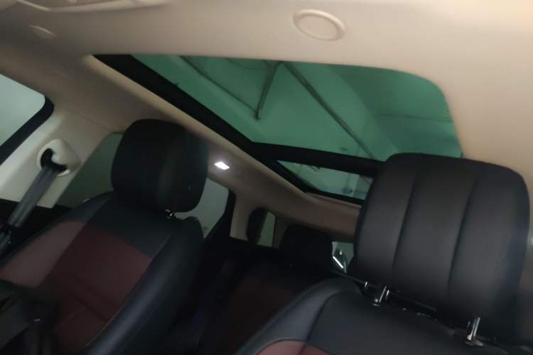 Used Land Rover Range Evoque 2024 Aurora L 249 PS Prestige Light-Chasing Edition Headliner