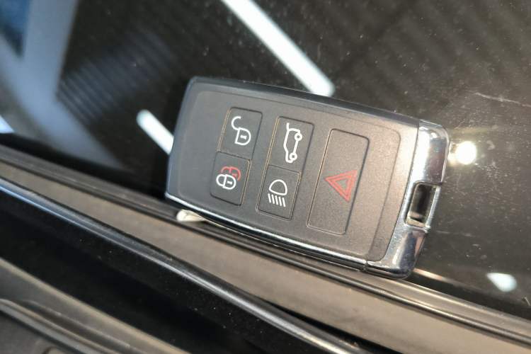 Used Land Rover Range Evoque 2024 Aurora L 249 PS Prestige Light-Chasing Edition Interior 1