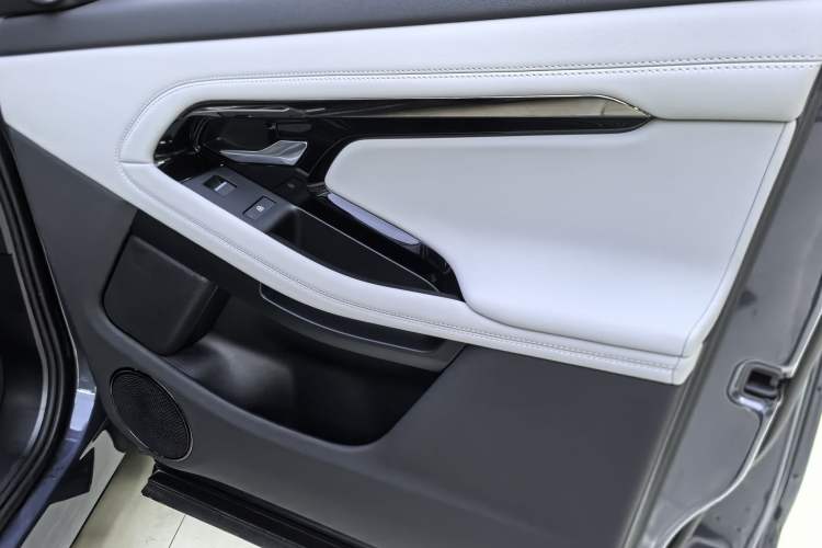 Used Land Rover Range Evoque 2024 Aurora L 249 PS Prestige Light-Chasing Edition Interior 10