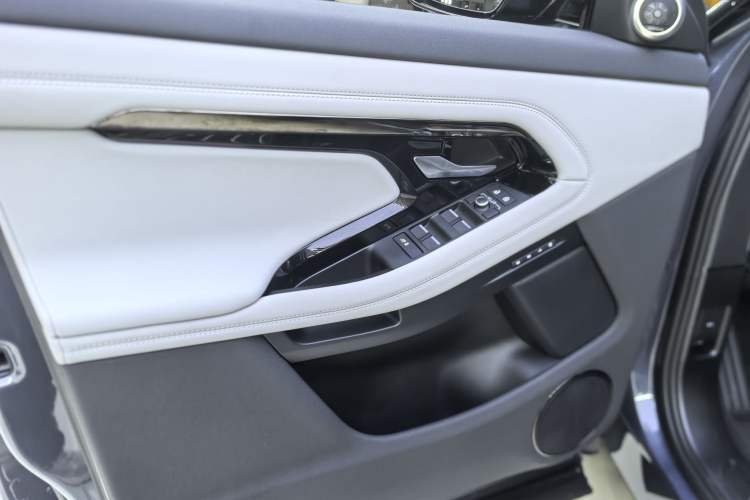 Used Land Rover Range Evoque 2024 Aurora L 249 PS Prestige Light-Chasing Edition Interior 12