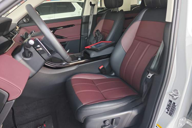 Used Land Rover Range Evoque 2024 Aurora L 249 PS Prestige Light-Chasing Edition Left Front Seat