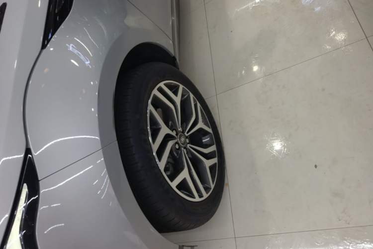 Used Land Rover Range Evoque 2024 Aurora L 249 PS Prestige Light-Chasing Edition Left Front Wheel Hub