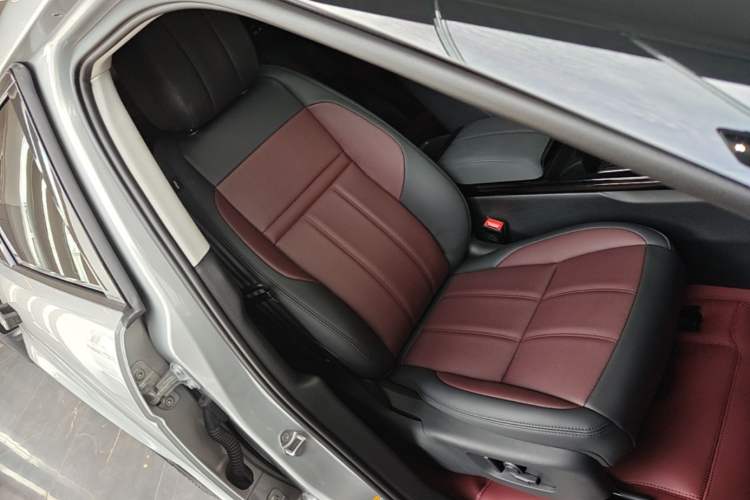 Used Land Rover Range Evoque 2024 Aurora L 249 PS Prestige Light-Chasing Edition Right Front Seat