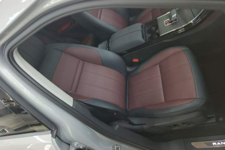 Used Land Rover Range Evoque 2024 Aurora L 249 PS Prestige Light-Chasing Edition Right Front Seat