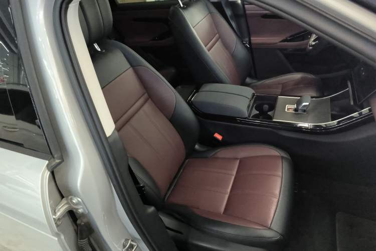 Used Land Rover Range Evoque 2024 Aurora L 249 PS Prestige Light-Chasing Edition Right Front Seat